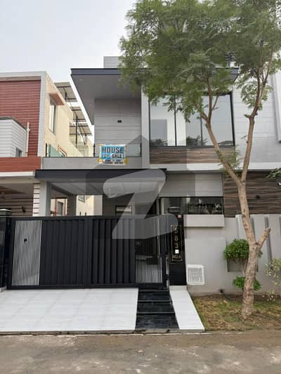 10 MARLA BRAND NEW MODERN HOUSE AVAILABLE FOR SALE IN PRIME LOCATION OPF SOCITY