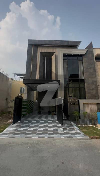 ڈی ایچ اے 9 ٹاؤن ڈیفنس (ڈی ایچ اے),لاہور میں 3 کمروں کا 5 مرلہ مکان 3.1 کروڑ میں برائے فروخت۔