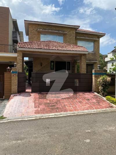 ڈی ایچ اے فیز 1 - سیکٹر سی ڈی ایچ اے ڈیفینس فیز 1,ڈی ایچ اے ڈیفینس,اسلام آباد میں 6 کمروں کا 1 کنال مکان 4.0 لاکھ میں کرایہ پر دستیاب ہے۔