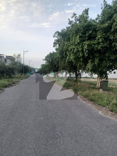 ڈی ایچ اے فیز 7 - بلاک وائے فیز 7,ڈیفنس (ڈی ایچ اے),لاہور میں 1 کنال رہائشی پلاٹ 3.1 کروڑ میں برائے فروخت۔