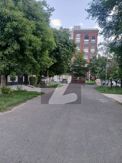 ڈی ایچ اے فیز 8 - بلاک وی فیز 8,ڈیفنس (ڈی ایچ اے),لاہور میں 1 کنال رہائشی پلاٹ 4.1 کروڑ میں برائے فروخت۔