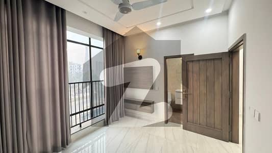 بحریہ ٹاؤن سیکٹر ای بحریہ ٹاؤن,لاہور میں 2 کمروں کا 4 مرلہ فلیٹ 1.55 کروڑ میں برائے فروخت۔