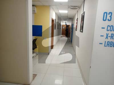 جوہر ٹاؤن لاہور میں 3 کمروں کا 1 کنال دفتر 5.2 لاکھ میں کرایہ پر دستیاب ہے۔