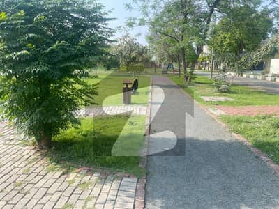 ڈی ایچ اے فیز 7 - بلاک ڈبلیو فیز 7,ڈیفنس (ڈی ایچ اے),لاہور میں 1 کنال رہائشی پلاٹ 3.55 کروڑ میں برائے فروخت۔