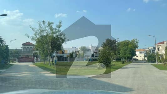 ڈی ایچ اے فیز 7 - بلاک وی فیز 7,ڈیفنس (ڈی ایچ اے),لاہور میں 1 کنال رہائشی پلاٹ 3.35 کروڑ میں برائے فروخت۔