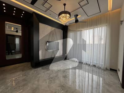 ڈی ایچ اے فیز 7 - بلاک یو فیز 7,ڈیفنس (ڈی ایچ اے),لاہور میں 4 کمروں کا 10 مرلہ مکان 6.0 کروڑ میں برائے فروخت۔