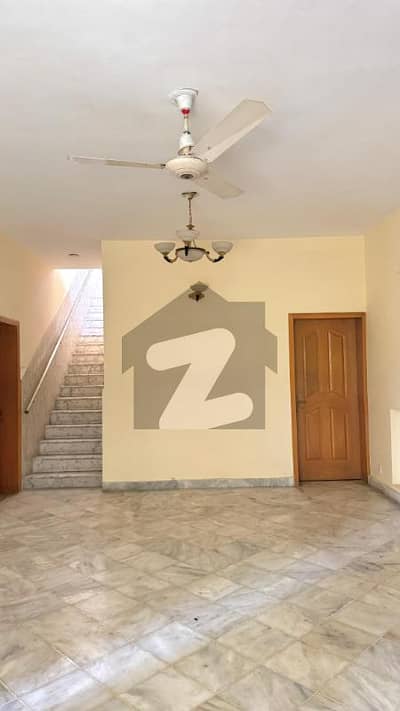 ایف ۔ 7 اسلام آباد میں 4 کمروں کا 1 کنال مکان 6.0 لاکھ میں کرایہ پر دستیاب ہے۔