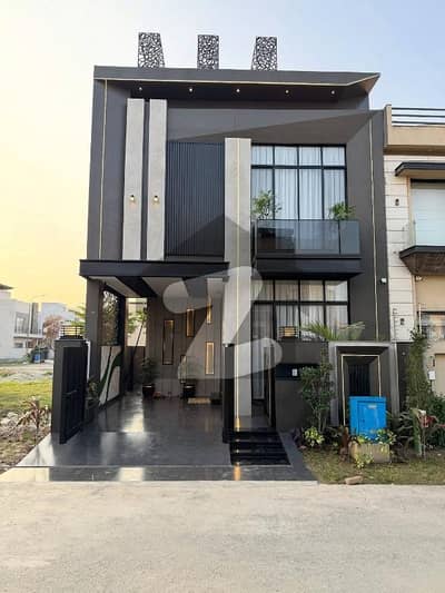 INVESTOR PRICE 5 MARLA MODERN HOUSE PRIME LOCATION NEAR TO PARK FOR SALE