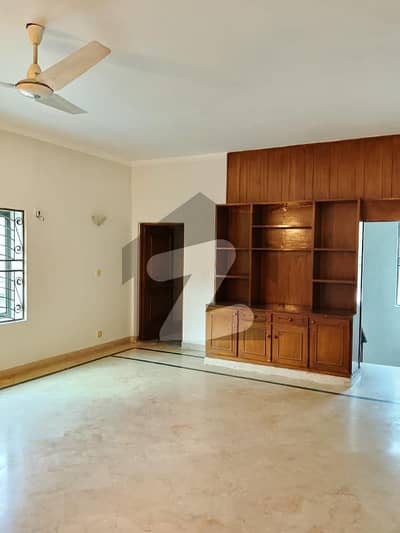 کینٹ لاہور میں 4 کمروں کا 1 کنال مکان 3.25 لاکھ میں کرایہ پر دستیاب ہے۔