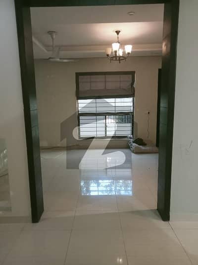 ایف ۔ 10 اسلام آباد میں 3 کمروں کا 2 کنال بالائی پورشن 2.8 لاکھ میں کرایہ پر دستیاب ہے۔