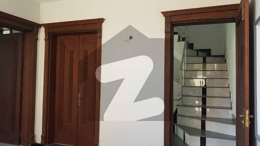 جوبلی ٹاؤن لاہور میں 5 کمروں کا 5 مرلہ مکان 2.5 کروڑ میں برائے فروخت۔