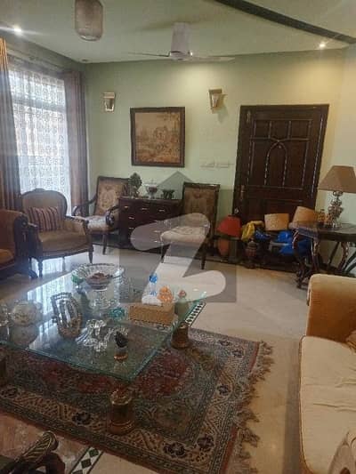 کیولری گراؤنڈ لاہور میں 5 کمروں کا 1 کنال مکان 9.95 کروڑ میں برائے فروخت۔