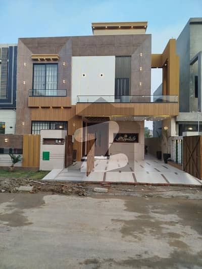 بحریہ ٹاؤن ٹیولپ بلاک بحریہ ٹاؤن سیکٹر سی,بحریہ ٹاؤن,لاہور میں 5 کمروں کا 10 مرلہ مکان 4.5 کروڑ میں برائے فروخت۔