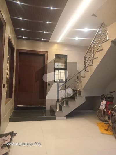 ایل ڈی اے ایوینیو لاہور میں 5 کمروں کا 5 مرلہ مکان 2.4 کروڑ میں برائے فروخت۔