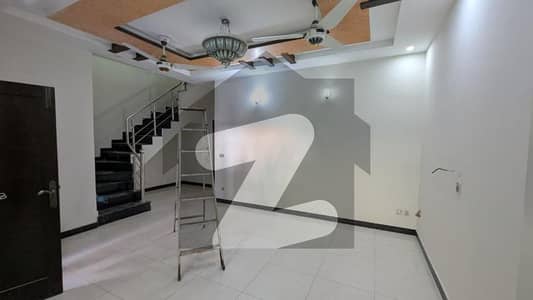 ڈی ایچ اے 9 ٹاؤن ڈیفنس (ڈی ایچ اے),لاہور میں 3 کمروں کا 5 مرلہ مکان 1.1 لاکھ میں کرایہ پر دستیاب ہے۔