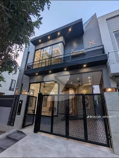 ڈی ایچ اے 9 ٹاؤن ڈیفنس (ڈی ایچ اے),لاہور میں 3 کمروں کا 5 مرلہ مکان 2.9 کروڑ میں برائے فروخت۔