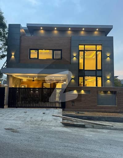 زراج ہاؤسنگ سکیم اسلام آباد میں 5 کمروں کا 10 مرلہ مکان 5.4 کروڑ میں برائے فروخت۔