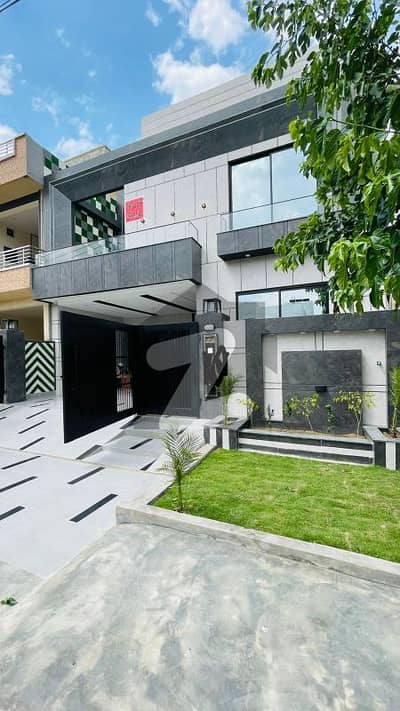 10 Marla Ultra Modern House Prime Location For Sale 10 Marla Ultra Modern House Prime Location For Sale