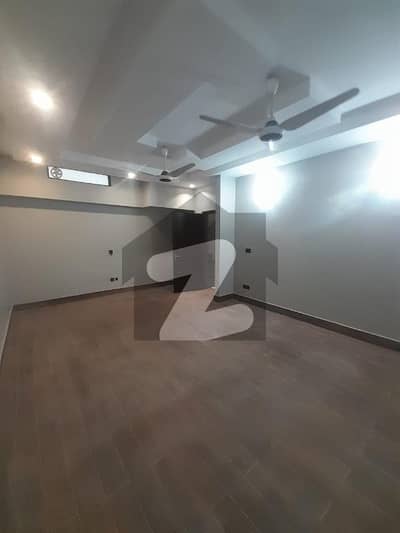 ڈی ایچ اے فیز 8 - زون بی ڈی ایچ اے فیز 8,ڈی ایچ اے ڈیفینس,کراچی میں 4 کمروں کا 4 مرلہ مکان 2.5 لاکھ میں کرایہ پر دستیاب ہے۔