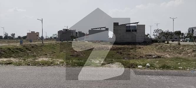 ڈی ایچ اے فیز 8 - بلاک زیڈ 2 ڈی ایچ اے فیز 8,ڈیفنس (ڈی ایچ اے),لاہور میں 8 کنال رہائشی پلاٹ 10.0 کروڑ میں برائے فروخت۔