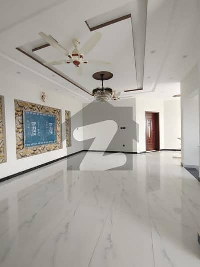 بحریہ ٹاؤن فیز 8 بحریہ ٹاؤن راولپنڈی,راولپنڈی میں 4 کمروں کا 10 مرلہ مکان 3.0 کروڑ میں برائے فروخت۔