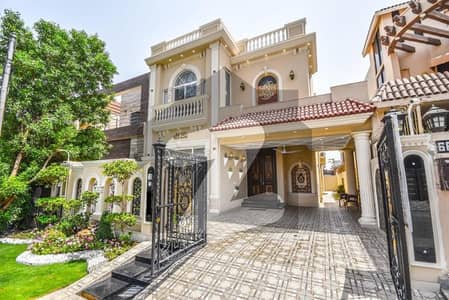 ڈی ایچ اے فیز 6 ڈیفنس (ڈی ایچ اے),لاہور میں 4 کمروں کا 10 مرلہ مکان 5.6 کروڑ میں برائے فروخت۔