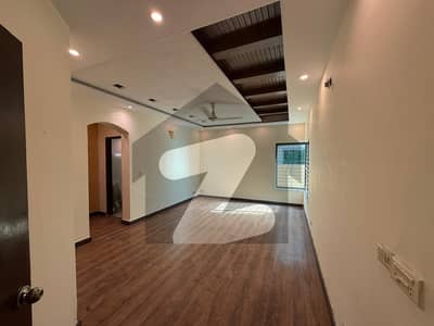 عسکری 10 عسکری,لاہور میں 6 کمروں کا 1 کنال مکان 3.0 لاکھ میں کرایہ پر دستیاب ہے۔