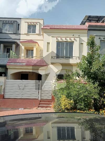 بحریہ ٹاؤن ۔ بلاک اے اے بحریہ ٹاؤن سیکٹرڈی,بحریہ ٹاؤن,لاہور میں 3 کمروں کا 5 مرلہ مکان 2.3 کروڑ میں برائے فروخت۔