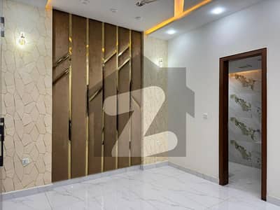 بحریہ ٹاؤن سیکٹر سی بحریہ ٹاؤن,لاہور میں 3 کمروں کا 5 مرلہ مکان 1.6 کروڑ میں برائے فروخت۔