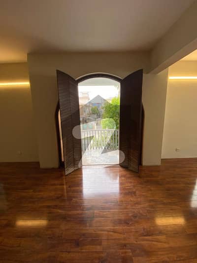 1 Kanal House (677 Sq. Yd) For Sale