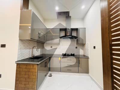 لیک سٹی میڈوز لاہور میں 3 کمروں کا 5 مرلہ مکان 2.25 کروڑ میں برائے فروخت۔