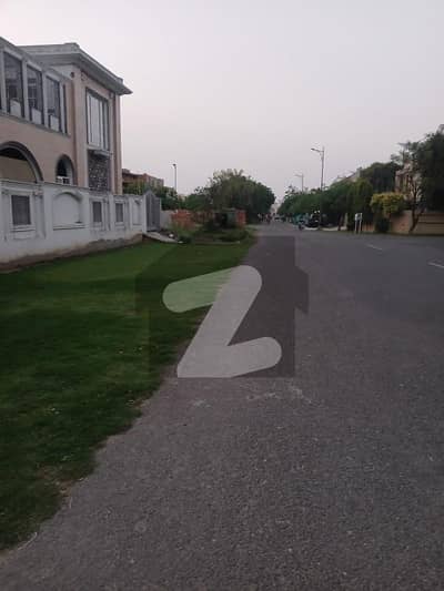 ڈی ایچ اے فیز 8 - بلاک ڈی ڈی ایچ اے فیز 8,ڈیفنس (ڈی ایچ اے),لاہور میں 1 کنال رہائشی پلاٹ 4.45 کروڑ میں برائے فروخت۔