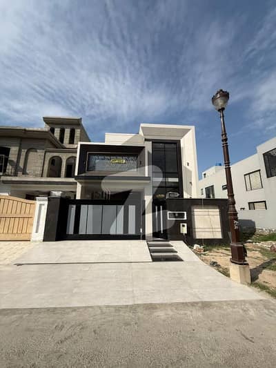 لیک سٹی ۔ سیکٹر ایم ۔ 3اے لیک سٹی,رائیونڈ روڈ,لاہور میں 5 کمروں کا 12 مرلہ مکان 6.7 کروڑ میں برائے فروخت۔