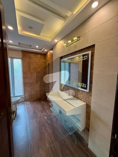 ڈی ایچ اے فیز 5 - بلاک ایل فیز 5,ڈیفنس (ڈی ایچ اے),لاہور میں 10 مرلہ Studio مکان 6.5 کروڑ میں برائے فروخت۔