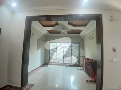 جوہر ٹاؤن لاہور میں 4 کمروں کا 8 مرلہ مکان 1.45 لاکھ میں کرایہ پر دستیاب ہے۔