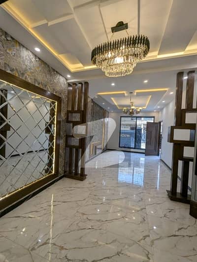 جوہر ٹاؤن لاہور میں 5 کمروں کا 10 مرلہ مکان 5.22 کروڑ میں برائے فروخت۔