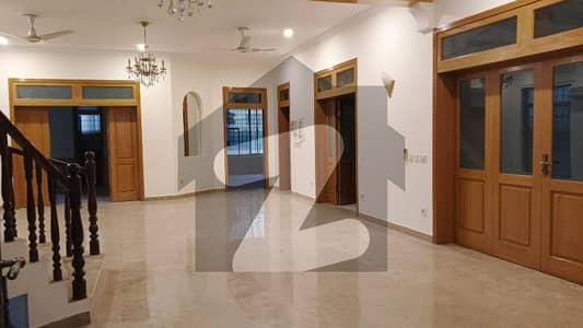 Ideally Located 666 Sq Yard House For Rent