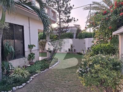 ڈی ایچ اے فیز 6 ڈی ایچ اے ڈیفینس,کراچی میں 8 کمروں کا 2 کنال مکان 25.5 کروڑ میں برائے فروخت۔