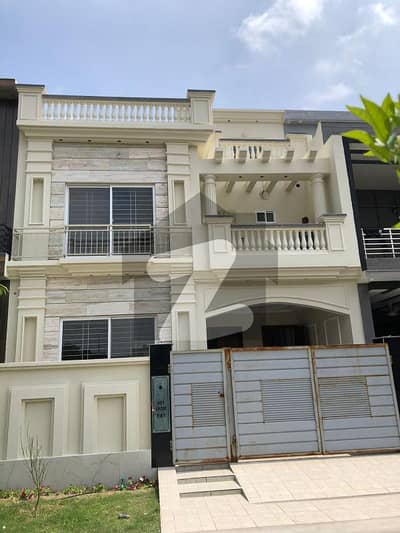 پارک ویو سٹی ۔ جیڈ ایکسٹینشن بلاک پارک ویو سٹی,لاہور میں 4 کمروں کا 5 مرلہ مکان 2.5 کروڑ میں برائے فروخت۔