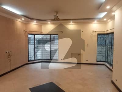 ڈی ایچ اے فیز 3 ڈیفنس (ڈی ایچ اے),لاہور میں 5 کمروں کا 1 کنال مکان 2.8 لاکھ میں کرایہ پر دستیاب ہے۔