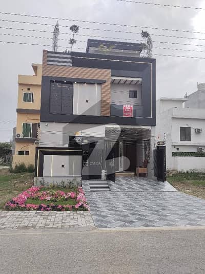 5 Marla Beautiful Double Storey House For Sale 80 Feet Road, Central Park Lahore