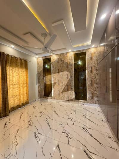 بحریہ آرچرڈ فیز 1 ۔ سدرن بحریہ آرچرڈ فیز 1,بحریہ آرچرڈ,لاہور میں 5 کمروں کا 10 مرلہ مکان 3.8 کروڑ میں برائے فروخت۔