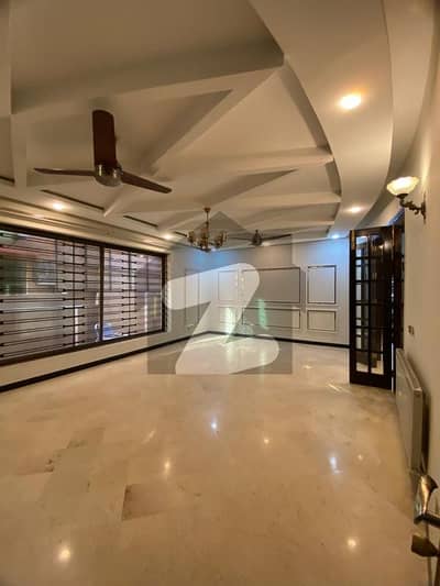 بحریہ ٹاؤن فیز 3 بحریہ ٹاؤن راولپنڈی,راولپنڈی میں 5 کمروں کا 1 کنال مکان 7.5 کروڑ میں برائے فروخت۔