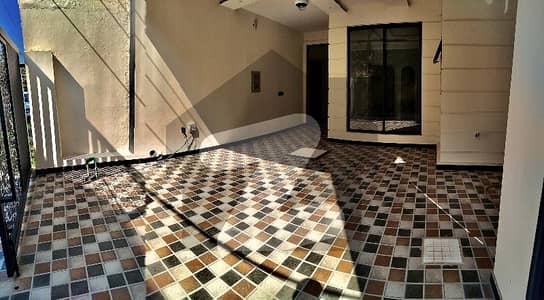 گلریز ہاؤسنگ سکیم راولپنڈی میں 6 کمروں کا 8 مرلہ مکان 3.5 کروڑ میں برائے فروخت۔