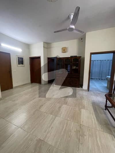 نواب ٹاؤن لاہور میں 5 کمروں کا 10 مرلہ مکان 1.5 لاکھ میں کرایہ پر دستیاب ہے۔