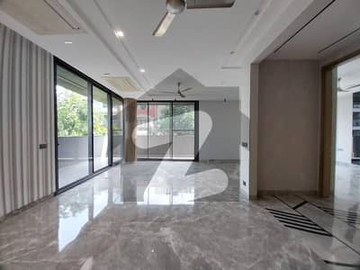 گلبرگ 3 گلبرگ,لاہور میں 1 کنال Studio دکان 15.0 لاکھ میں کرایہ پر دستیاب ہے۔