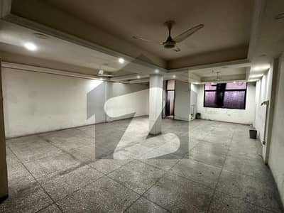 مری روڈ راولپنڈی میں 6 مرلہ Studio دفتر 1.85 لاکھ میں کرایہ پر دستیاب ہے۔