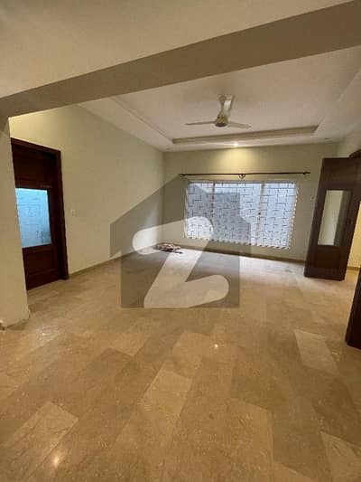 ڈی ایچ اے ڈیفینس فیز 2 ڈی ایچ اے ڈیفینس,اسلام آباد میں 3 کمروں کا 1 کنال زیریں پورشن 95.0 ہزار میں کرایہ پر دستیاب ہے۔