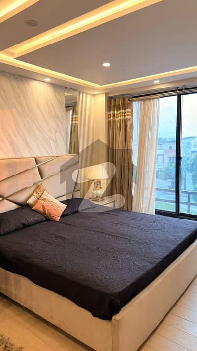 LUXURIOUS FURNISHED PARK FACING APARTMENT FOR SALE AT HOT LOCATION OF BAHRIA TOWN