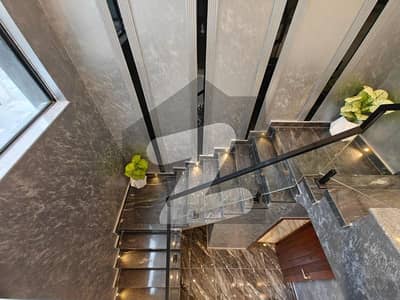 بحریہ ٹاؤن سیکٹر ای بحریہ ٹاؤن,لاہور میں 5 کمروں کا 10 مرلہ مکان 5.45 کروڑ میں برائے فروخت۔